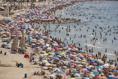 西班牙地中海海岸线。 卡尔佩海滩。 夏季人群。 阿尔坎特海景