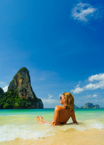 可爱的女人在夏天的热带海滩上放松。 天堂里的寒假。