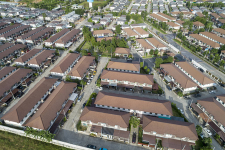 空中观景无人机拍摄的现代住宅村。