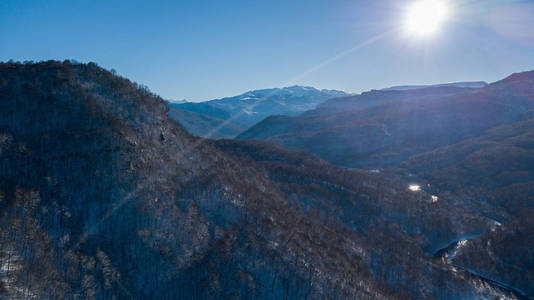 日落时可以看到雪山的鸟图。位置位置 psebai, 俄国