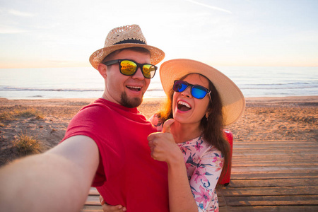 旅行夏季和假期的概念可爱的情侣在海滩上自拍