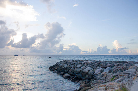 海滩上的灰色日落印度洋马尔代夫群岛
