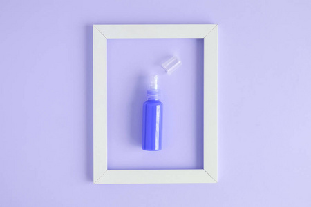 香水瓶在白色框架上的彩色糊状背景最小的创意概念。