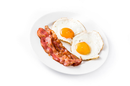 早餐用煎蛋和培根分离在白色背景上。