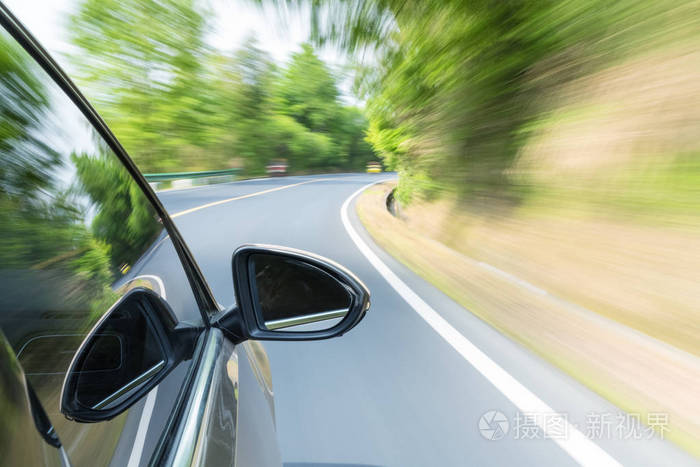 农村公路运动模糊的汽车驾驶