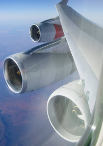 在飞行过程中，从客机窗口看到飞机涡轮发动机的机翼。