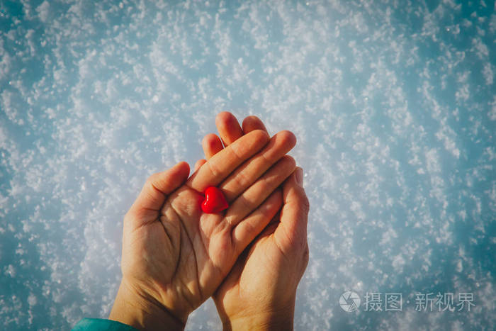 手牵着心在冬天的自然, 给予爱