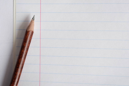 带铅笔的空白笔记本，木桌商务概念
