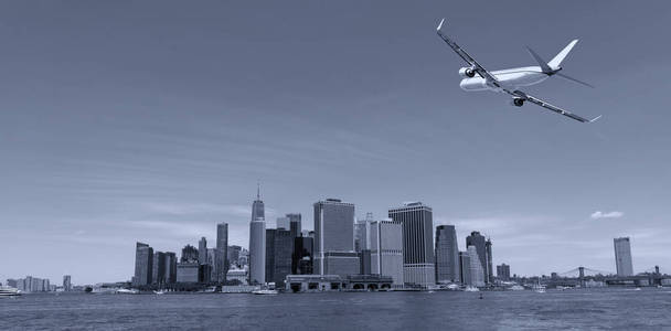 从渡轮俯瞰下曼哈顿的天际线和景色