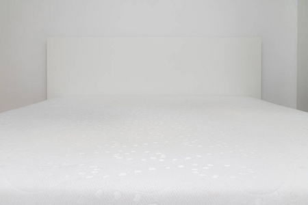 关闭睡眠室床架上的记忆泡沫床垫。 舒适选择床垫