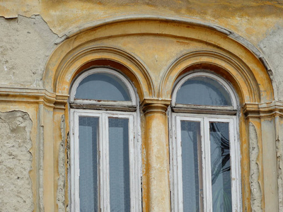 有拱门的旧建筑窗户