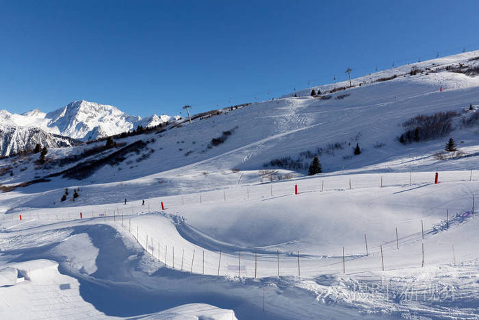 阿尔卑斯山法国滑雪胜地的斜坡 阳光明媚的冬日 寒假