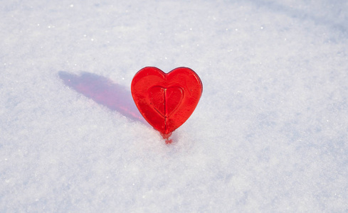甜的一种情人节的心由糖制成，对雪有反射作用。爱情