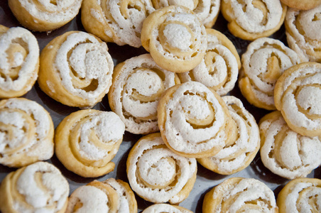 圣诞节或圣诞节的美味饼干或新的一年的饼干，白色的釉和结冰的烘焙糕点装饰在冬季作为食物背景。