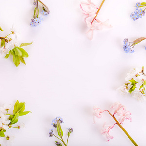 在白色的木制背景节日花卉组成。顶视图