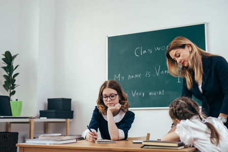 教育学校课女教师与学生