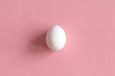 艺术最小的鸡蛋分离在粉红色