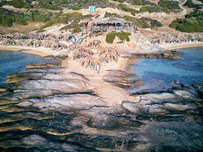 美丽的海滩和岩石海岸线顶部鸟瞰无人机射击西斯尼亚希腊