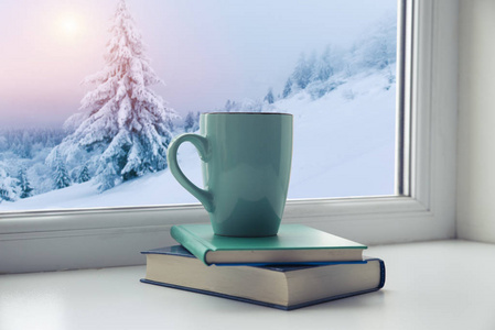 冬季背景杯与糖果甘蔗羊毛围巾和手套在窗台和冬季现场户外。 在寒冷的户外舒适的家中度过冬季时光的宁静生活