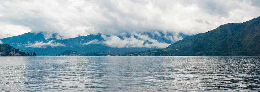 科莫湖和周围山脉的全景