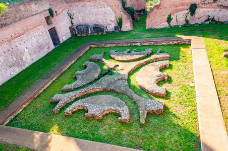 意大利罗马2018年11月17日奥古斯托斯宫花园或奥古斯托斯奥格斯蒂皇帝官邸的古代遗迹碎片
