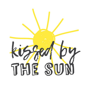 手绘插图太阳。 涂鸦风格元素和夏季报价。 被太阳亲吻的带有正文字的黄色太阳系物体