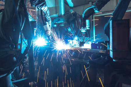 机器人焊接在汽车零部件厂的运动。