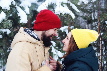 幸福的情侣在爱在雪地里玩的乐趣