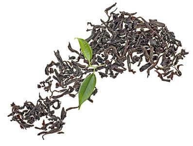 红茶与绿叶隔离在白色背景顶部视图。