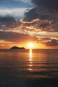 明亮的日落，海面下有黄色的太阳。泰国KohPhangan