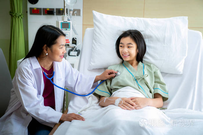 医生检查脉搏,检查病床上的听诊器在医院的病人室,这一imm可以用于