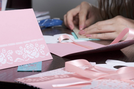 用纸板和胶带制作贺卡。 工作中的女工匠。
