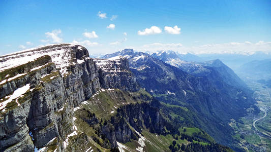 瑞士圣加伦州瑟塔尔河谷和塞兹塔尔州之间的山地大丘尔弗林滕