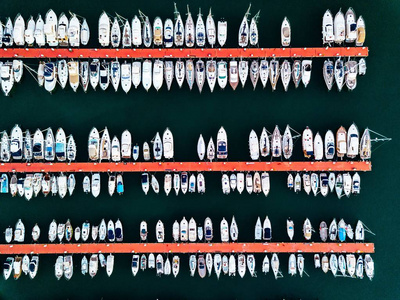 意大利码头和游艇的鸟瞰图。 蓝色海洋景观，上面有白色游艇