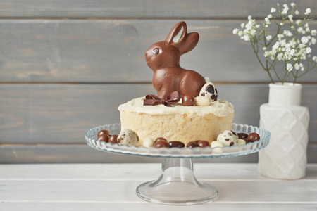 带有巧克力兔子和鸡蛋的乡村复活节蛋糕