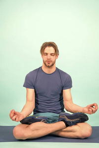 人类冥想瑜伽垫。运动员在莲花姿势放松。时尚运动员在健身房练习瑜伽。冥想为身体和精神健康。禅修与和平观