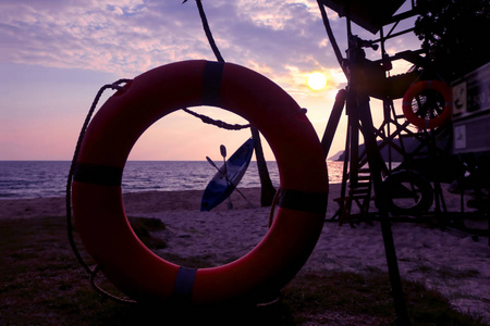 泰国椰子海滩日出天空救生员塔。