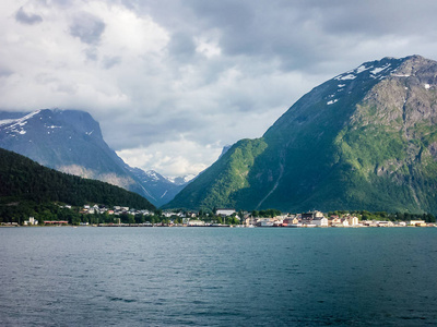 去挪威旅行。 山湖峡湾和山谷。 海岸上的村庄