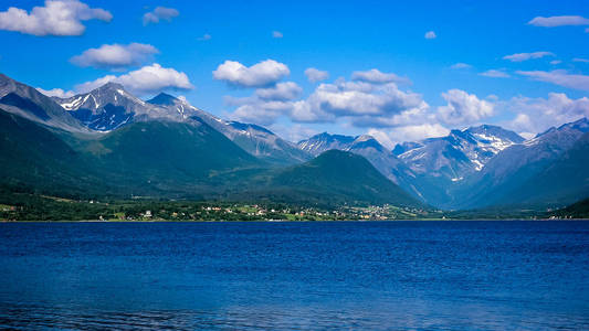 去挪威旅行。 山湖峡湾和山谷。 海岸上的村庄