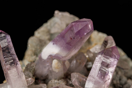 黑色背景下岩石中的宏观矿物石紫水晶