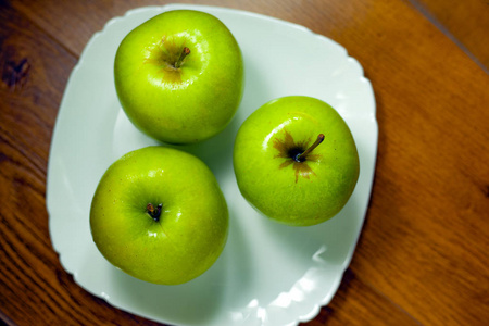 盘子里的绿色苹果