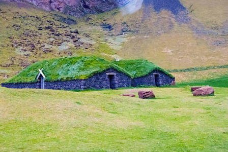 heimaey, 冰岛的草地屋顶的房子。绿色和生态住宅建筑。生态学和环境概念。生态友好的家。山地风景的暑假