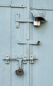 带锁的挂锁，带门的金属旧保护生锈