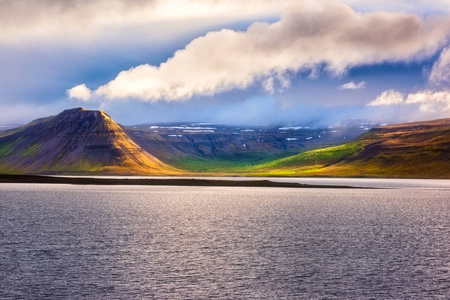 神奇的自然风景白天景观与水，火山山和多云的天空冰岛。 户外夏季旅行