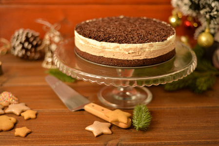 巧克力慕斯蛋糕，在乡村餐桌背景的基础上加布朗尼