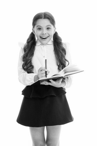 写笔记来记住。 孩子校服聪明的孩子快乐地做笔记。 女孩子快乐校服衣服拿着书写纸条。 女孩惊讶的脸记下想法白色背景。
