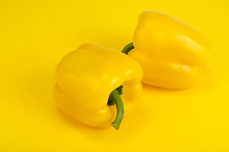 新鲜的黄色保加利亚甜辣椒。 摄影工作室