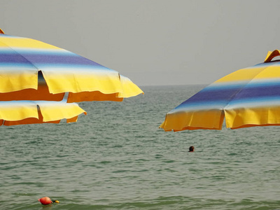 黄色和蓝色海滩日光浴器顶部
