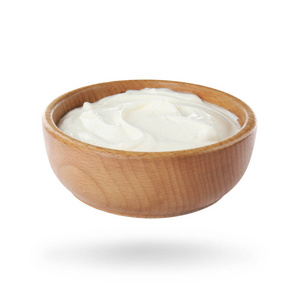 木制碗，有美味的酸奶油，白色背景