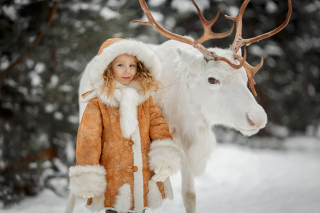小女孩与白鹿的画像冬林